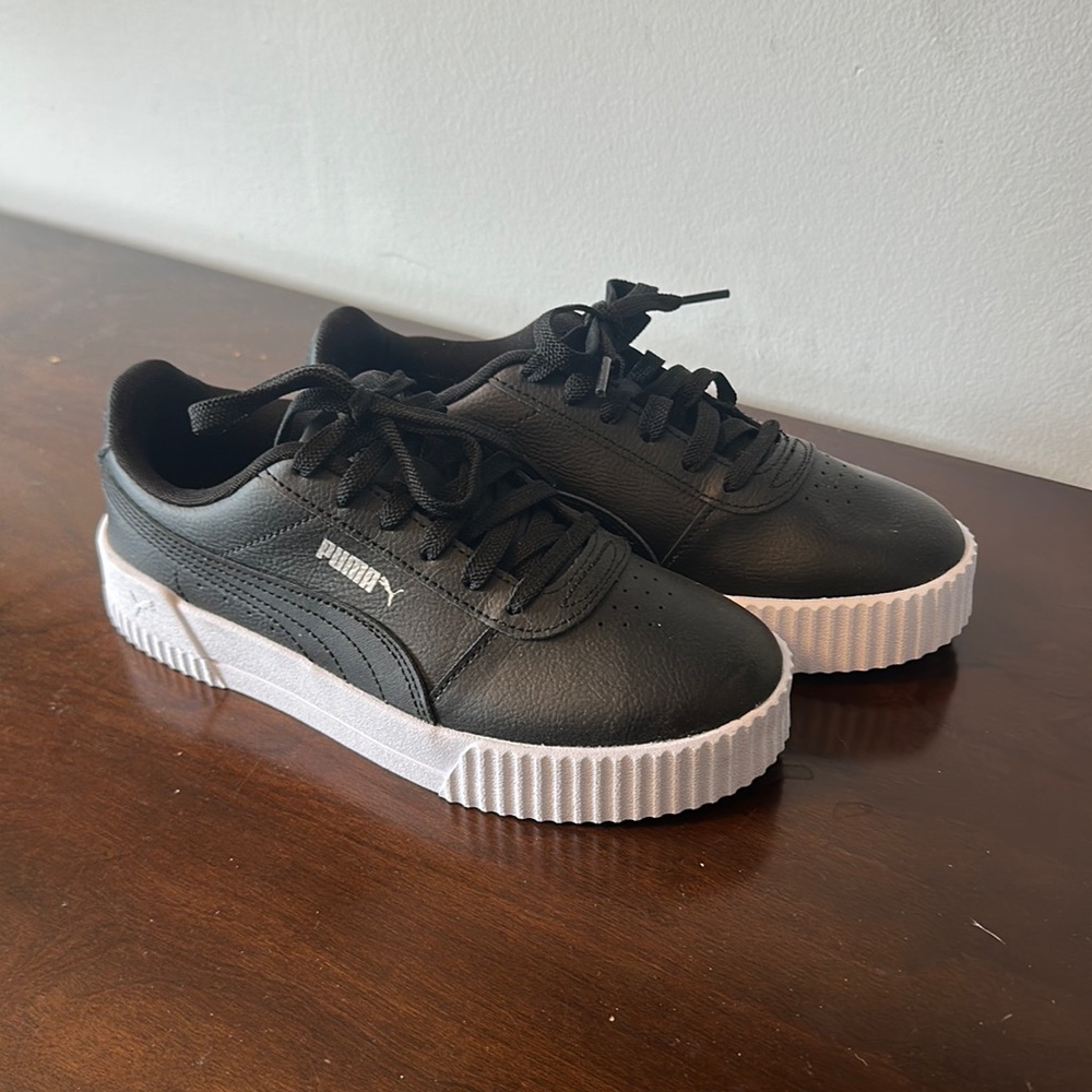 NWOT Puma Carina Sneaker - Size 7 women’s